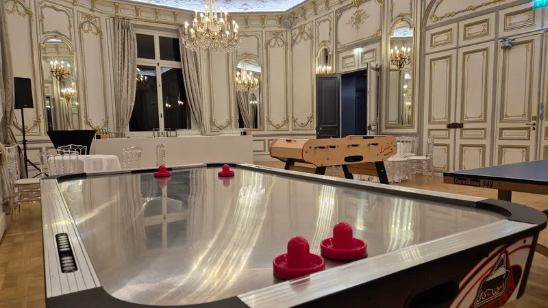Table de air hockey éclairée installée pour une animation en centre commercial