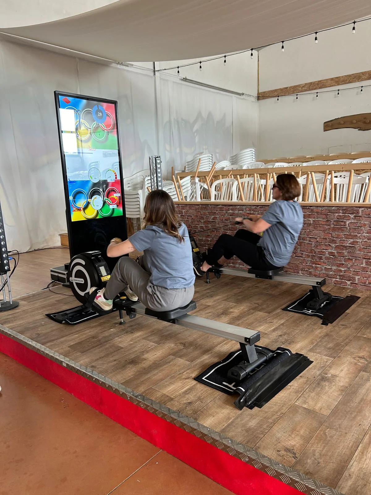 Simulateurs d'aviron alignés lors d'un challenge sportif indoor