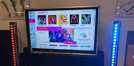 Visiteurs dansant devant un écran lors d'une animation Just Dance en galerie marchande