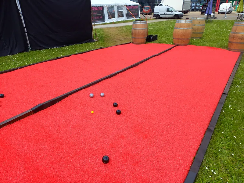 Boules de pétanque et cochonnet sur un terrain portable