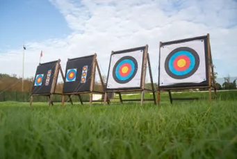 Archer visant une cible lors d'une animation tir à l'arc