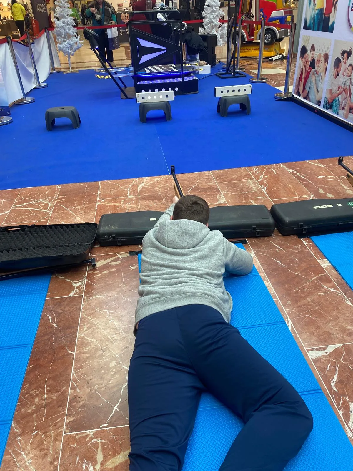 Tir à la carabine laser lors d'une animation biathlon indoor