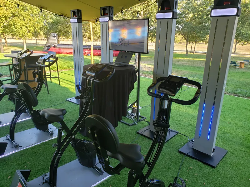 Vélos challenge connectés avec écran lors d'une animation sportive