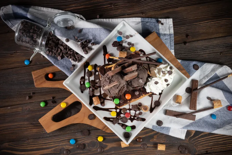 Atelier de fabrication de chocolats de Pâques avec un chocolatier professionnel