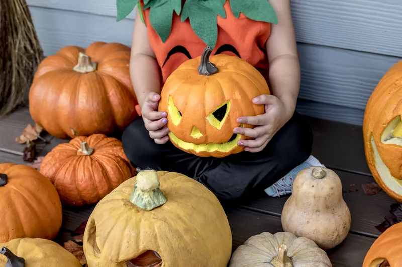Citrouilles décorées par des enfants lors d'un atelier Halloween