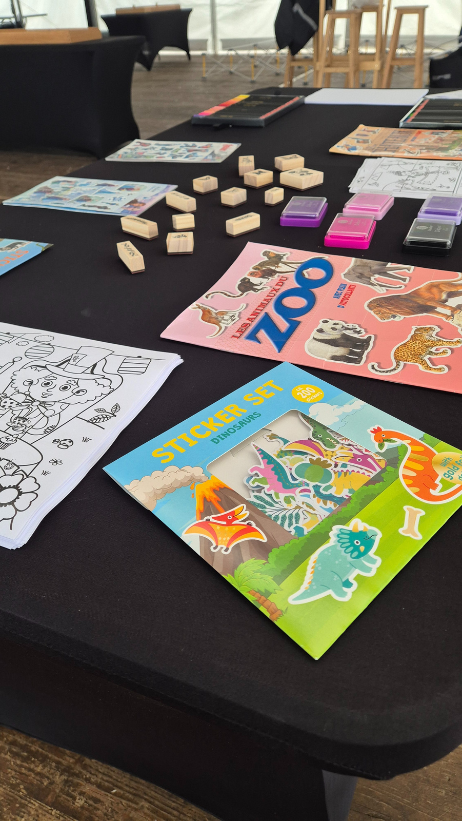 Enfants qui dessinent et colorient lors d'un atelier créatif en centre commercial