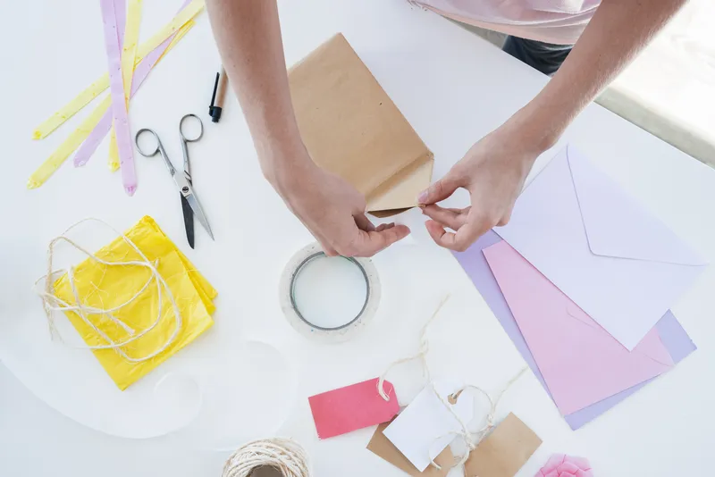 Fournitures scolaires personnalisées lors d'un atelier créatif de rentrée