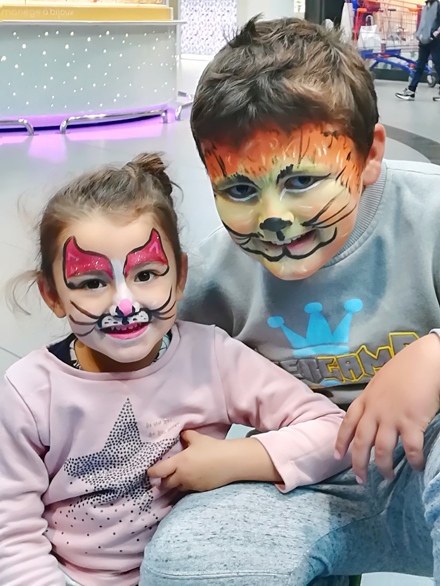 Atelier maquillage enfant avec motifs papillon et animaux en galerie marchande