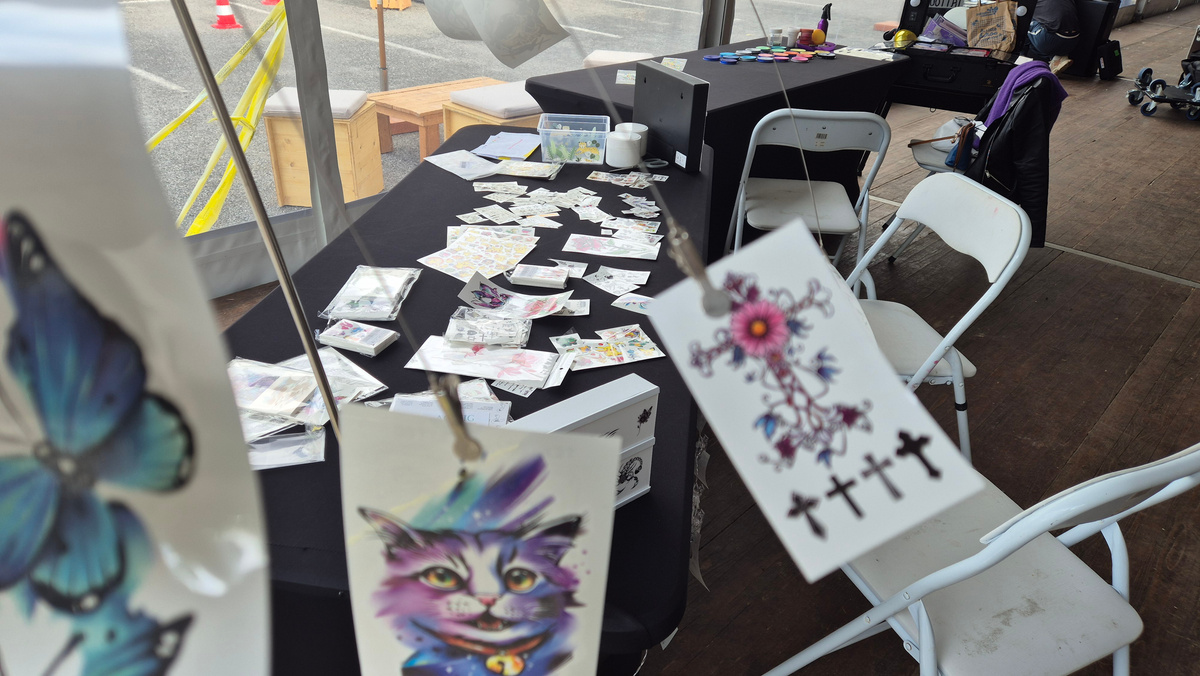 Atelier tatouage éphémère avec motifs pailletés pour animation en centre commercial