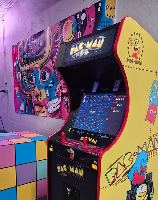Borne arcade rétro avec jeux PAC-MAN et Street Fighter, écran allumé