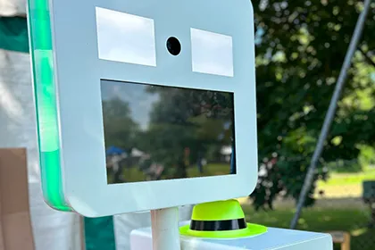 Borne photo avec écran tactile et accessoires pour selfies personnalisés
