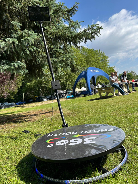 Borne vidéo 360° avec bras rotatif pour animation événementielle en centre commercial