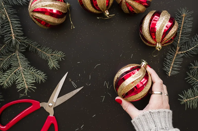 Enfants qui décorent des boules de Noël lors d'un atelier créatif