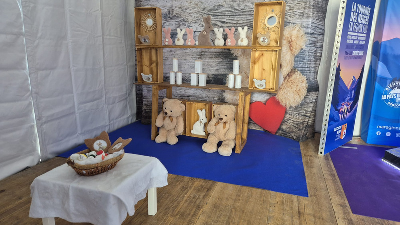 Stand chamboule tout avec boîtes empilées pour animation kermesse en galerie marchande