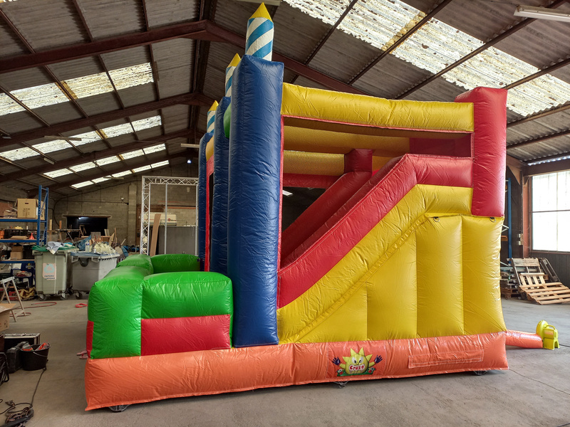 Structure gonflable Château Glisse avec toboggan et escalade pour animation en centre commercial