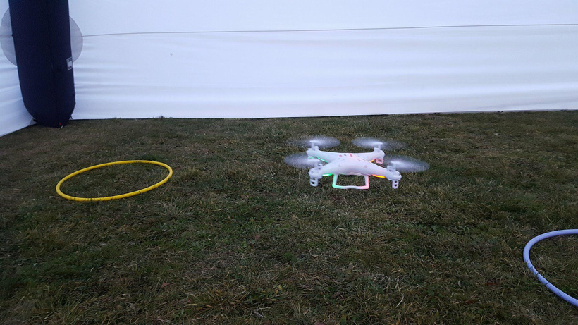 Drone en vol lors d'un tournoi de pilotage avec parcours d'obstacles en centre commercial