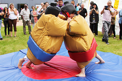 Duo sumo en costumes gonflables rembourrés pour animation en galerie marchande