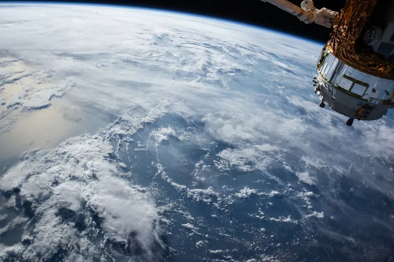 Vue de la station spatiale ISS depuis l'espace en réalité virtuelle