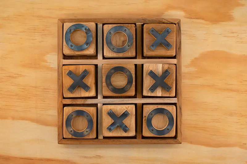 Stand de jeux en bois traditionnels avec quilles, palets et jeux d'adresse