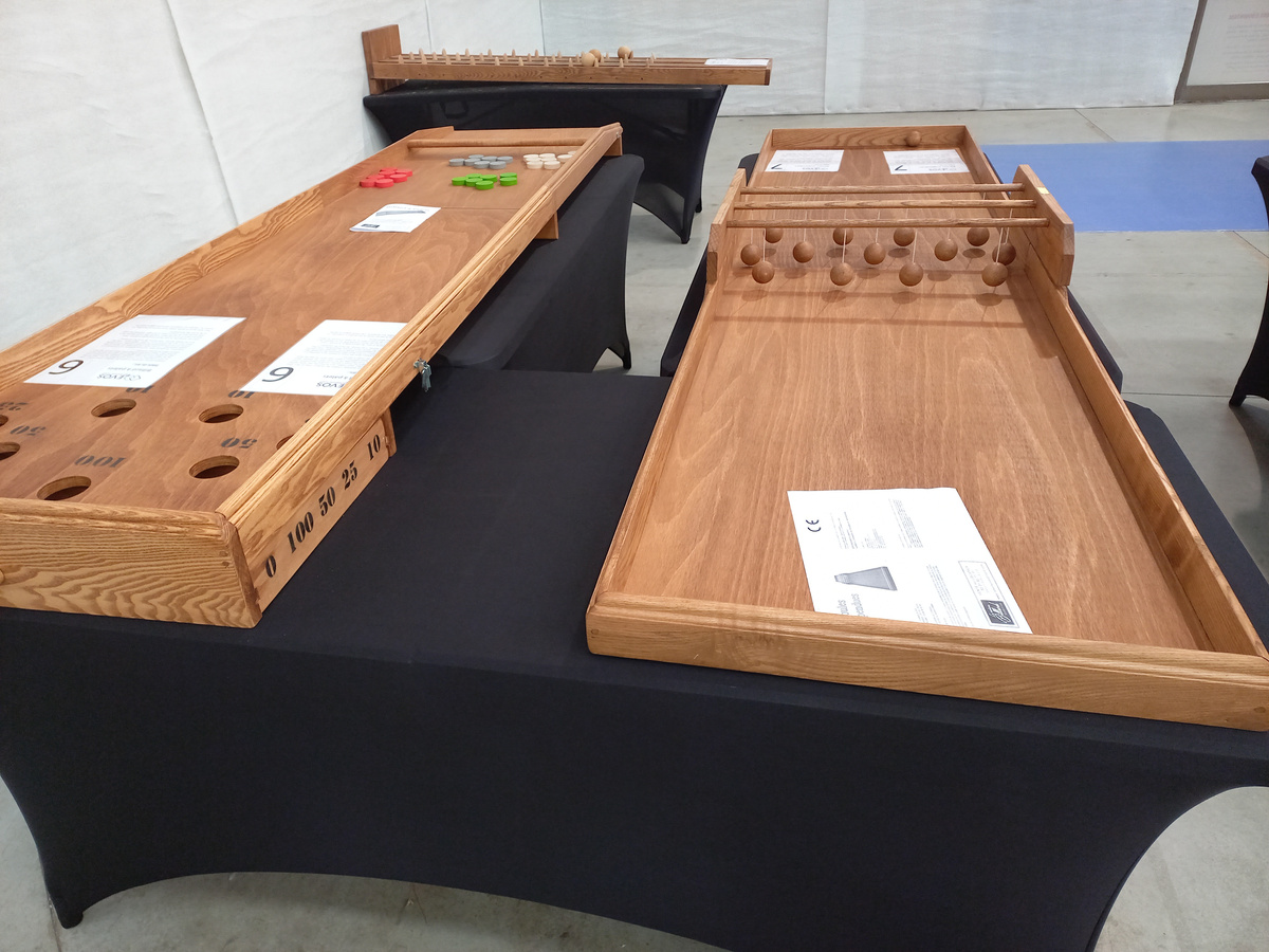Pack de jeux en bois géants avec quilles et palets pour animation en galerie marchande