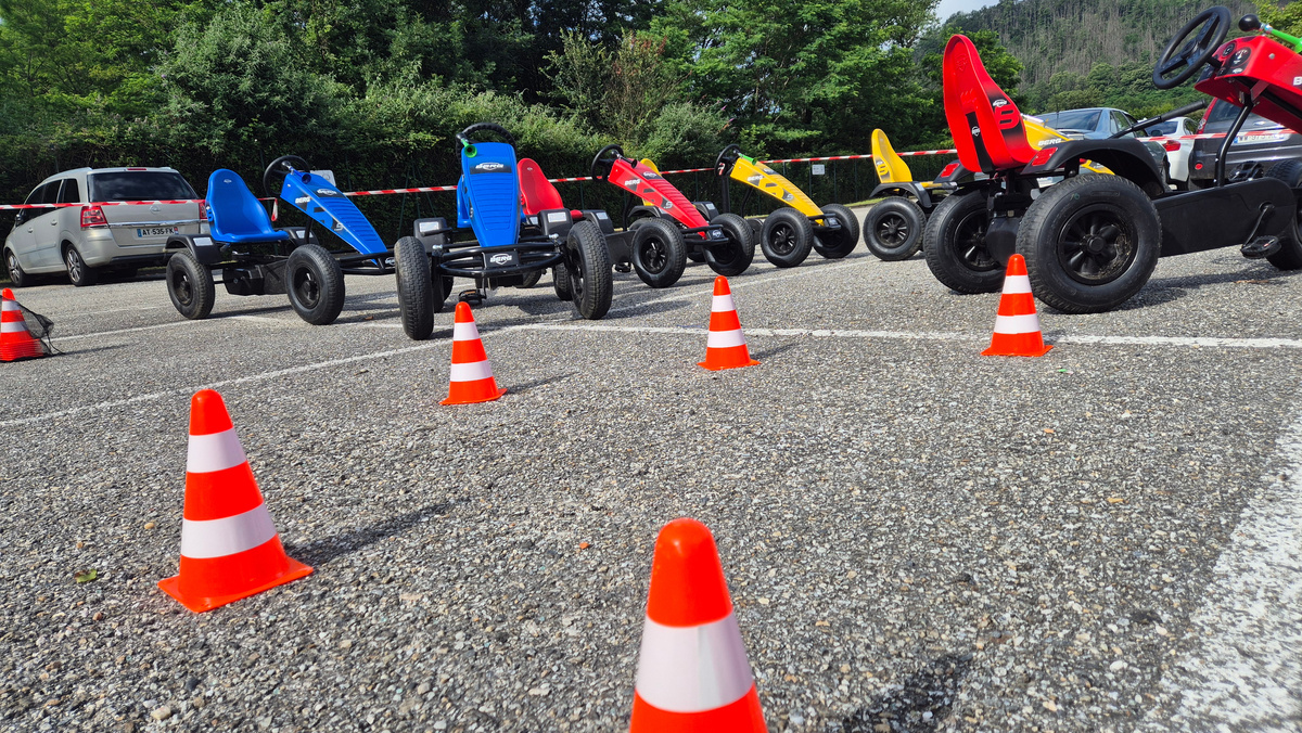 Karts à pédales sur piste de course pour animation en galerie marchande