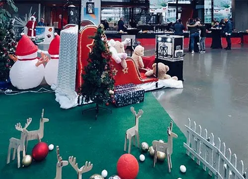 Traîneau du Père Noël VR avec famille installée pour un voyage virtuel