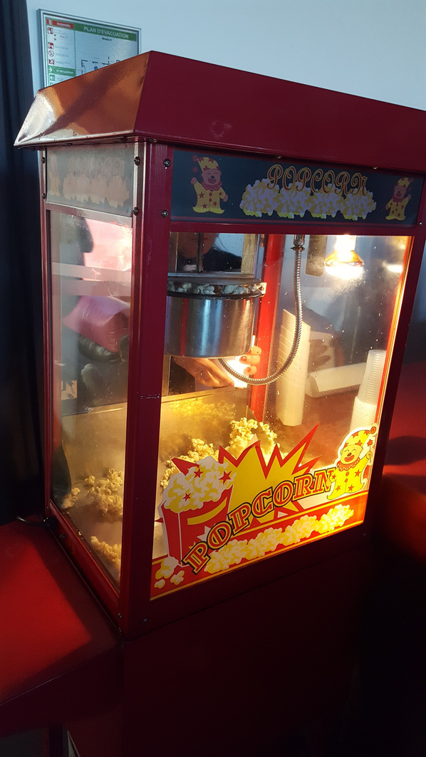 Machine à pop-corn avec gobelets cinéma pour animation fête foraine en galerie