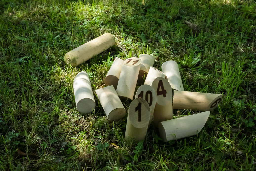 Terrain de Mölkky avec quilles en bois numérotées pour animation kermesse