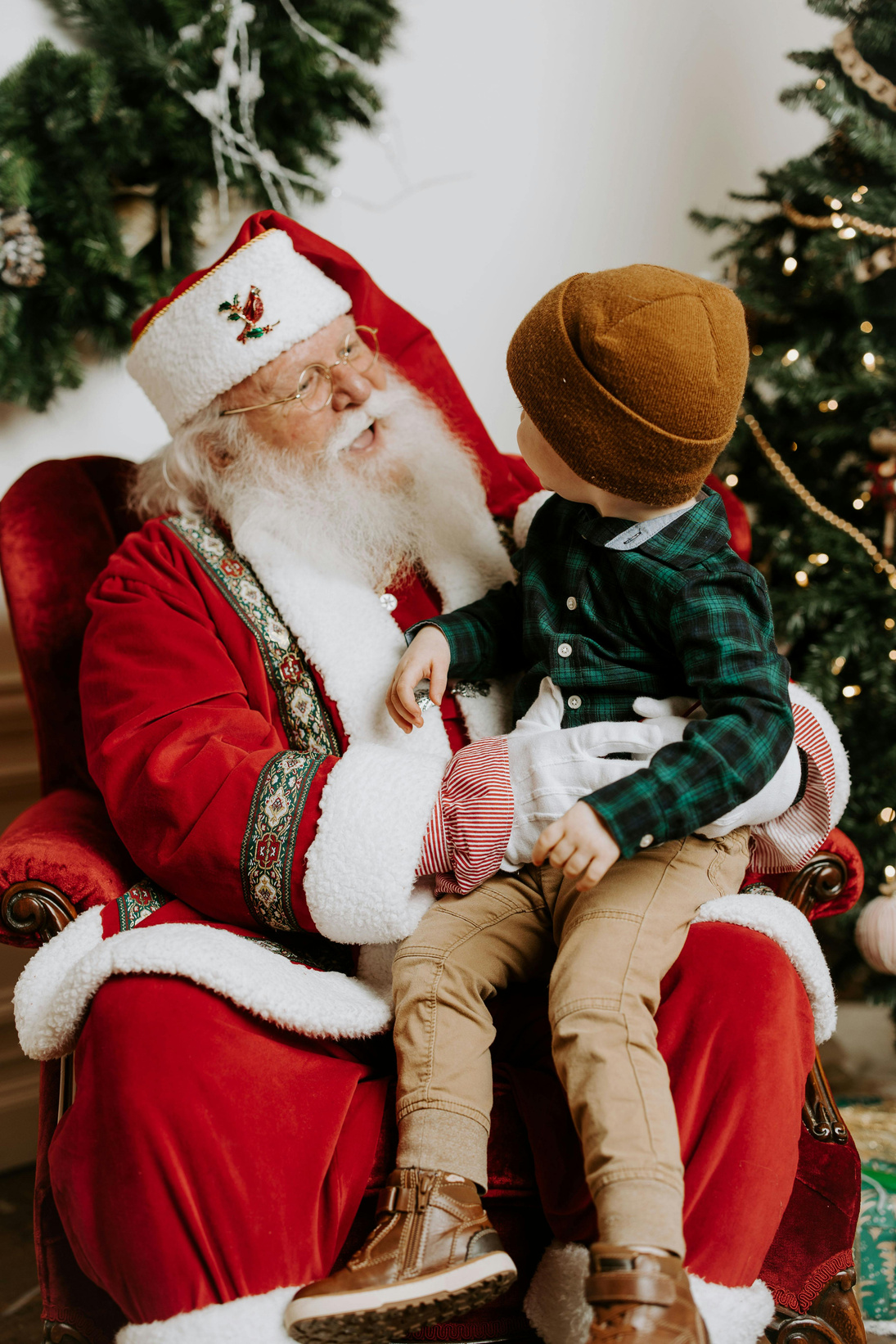 Père Noël installé dans un centre commercial pour accueillir les enfants