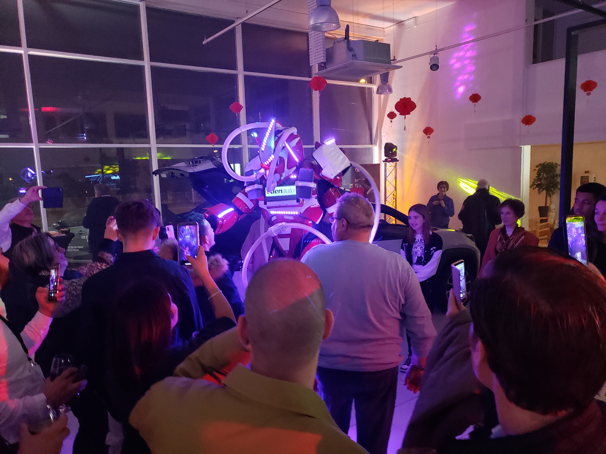 Robot géant LED Red Storm de 2m40 en déambulation événementielle