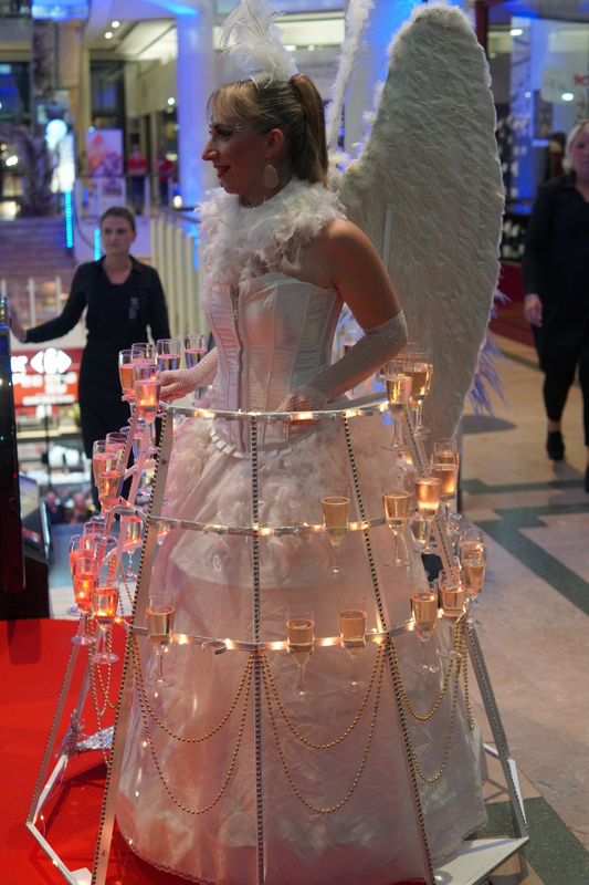 Hôtesse en robe à champagne pour animation cocktail en centre commercial
