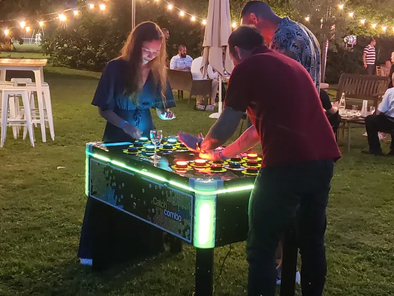 Table reflex à buzzers lumineux pour duels de rapidité en animation arcade