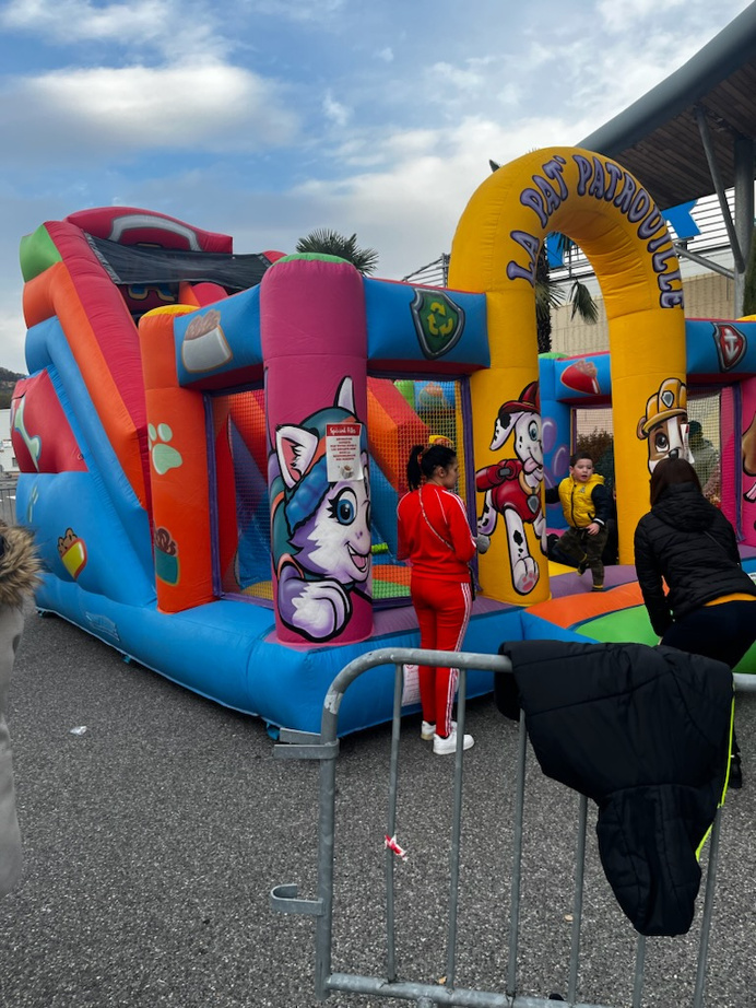 Toboggan gonflable thème Pat'Patrouille avec chiens pour animation enfants