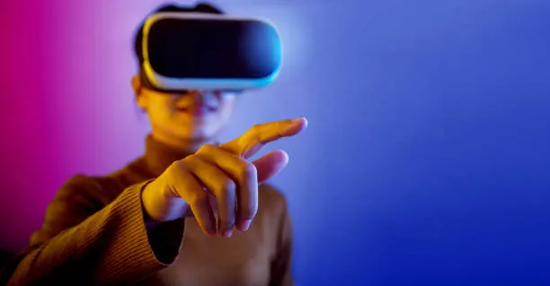 Casque de réalité virtuelle Space Room posé sur un support