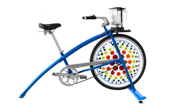 Vélo smoothie avec blender intégré pour préparer des jus en pédalant